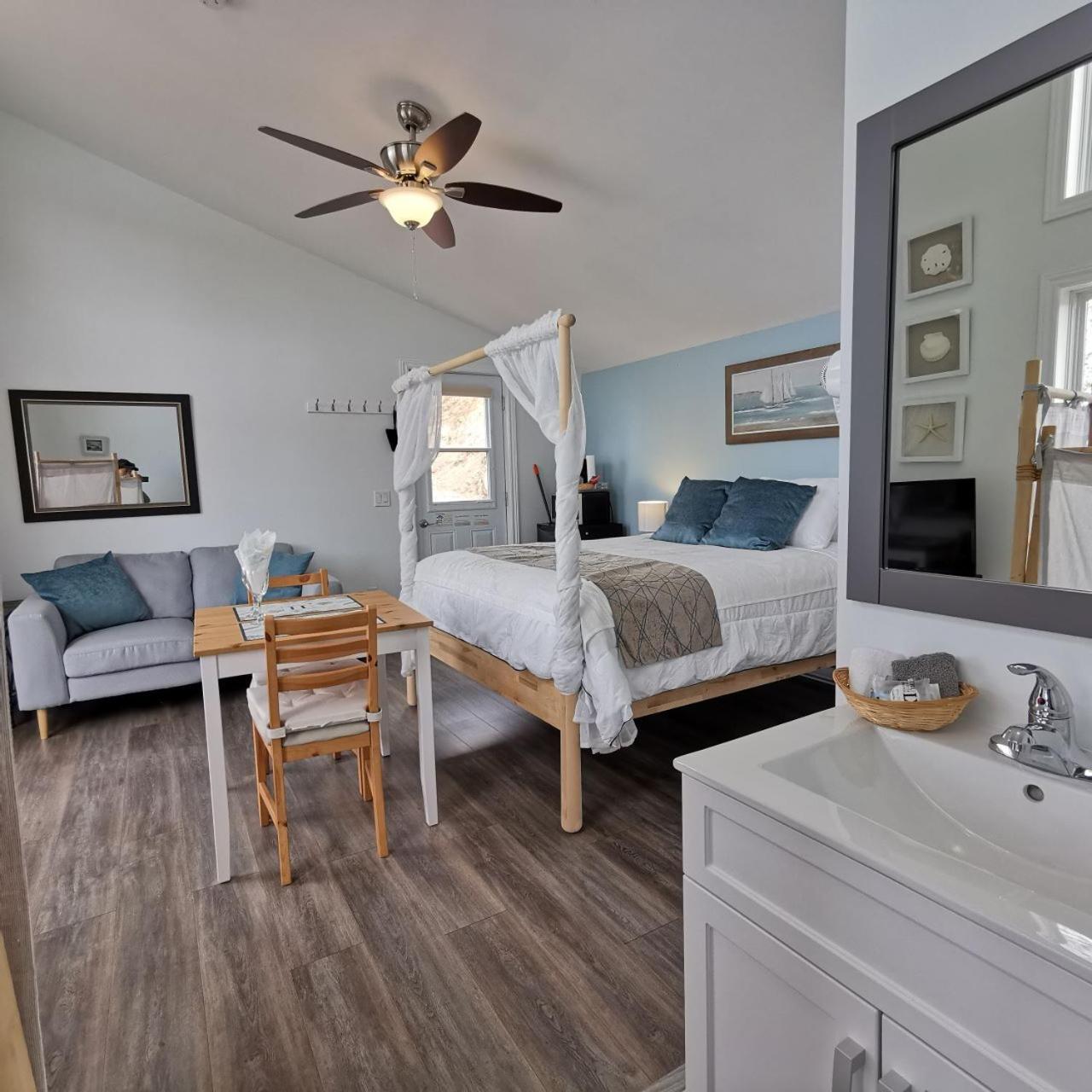Knotty Pine Ocean Front Suite - Adults Only Ingonish Room photo